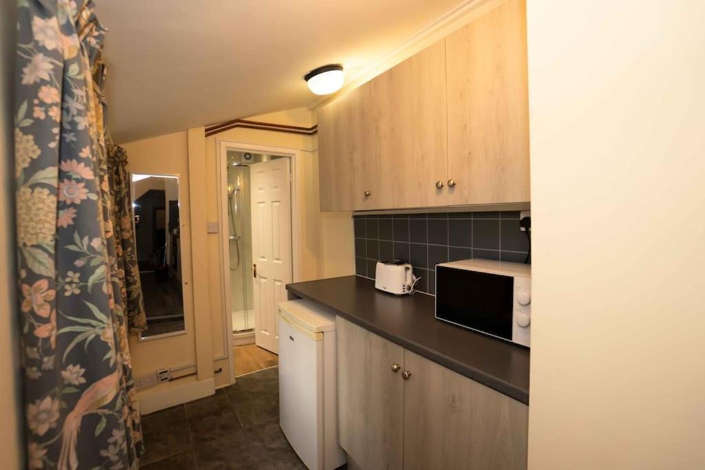 Beautiful North Bay Seaside Apartment, Free Parking And Courtyard